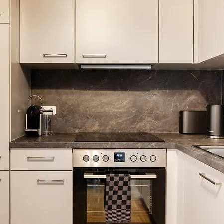 Quiet Courtyard Altstadt - 2br, Lift & Free Parking By Hero Homes * 格拉茨