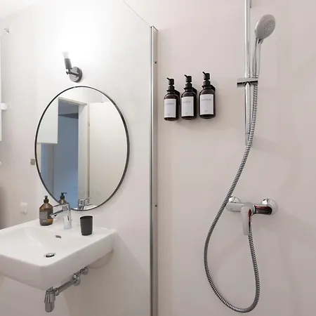 Quiet Courtyard Altstadt - 2br, Lift & Free Parking By Hero Homes 公寓