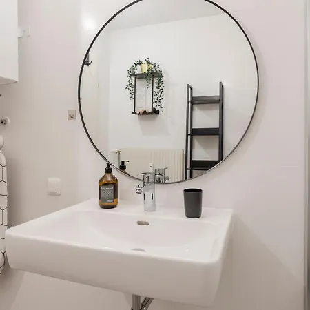 Quiet Courtyard Altstadt - 2br, Lift & Free Parking By Hero Homes *
