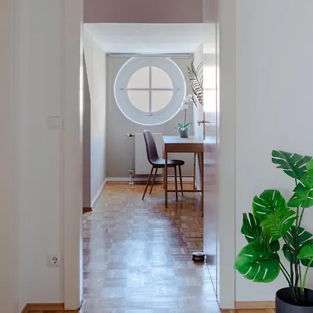 Quiet Courtyard Altstadt - 2br, Lift & Free Parking By Hero Homes * Graz